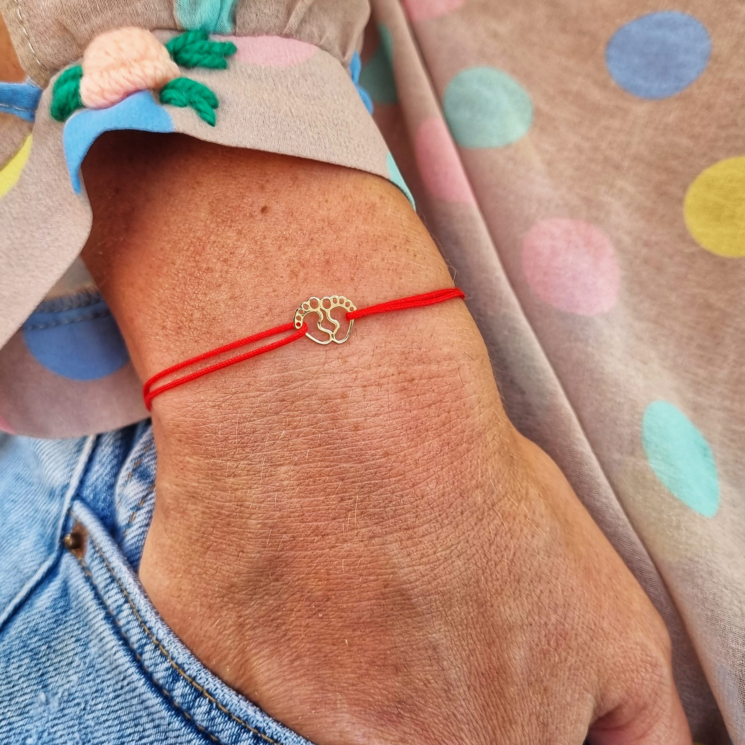 Bratara Aur 14k cu charm talpite, reglabila si snur de matase rosu, de adult unisex Wild Bracelets - imagine 2